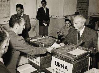 Il Presidente della Repubblica Luigi Einaudi e la moglie Ida  votano a Dogliani