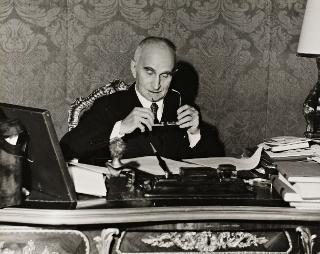 Il Presidente della Repubblica Luigi Einaudi seduto alla scrivania