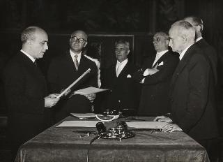 Giuramento dei componenti del Primo Gabinetto Pella nelle mani del Presidente della Repubblica Luigi Einaudi (Roma)