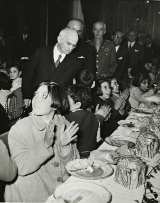 Pranzo offerto a bambini ed anziani poveri al Quirinale