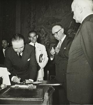 Il Presidente del Consiglio, on. Pella, presta giuramento nelle mani del Presidente della Repubblica Luigi Einaudi
