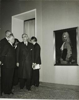 Visita del Presidente della Repubblica Luigi Einaudi alla Mostra de &quot;I pittori della realtà in Lombardia&quot; (Milano, Palazzo Reale)