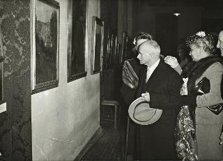 Visita del Presidente della Repubblica Luigi Einaudi e della moglie Ida alla mostra del pittore Corrado Mezzana
