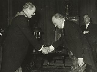 L'ambasciatore Pietro Quaroni insignisce il Presidente della Repubblica francese, René Coty, dell'Ordine al merito della Repubblica italiana