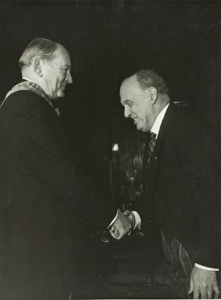L'ambasciatore Pietro Quaroni insignisce il Presidente della Repubblica francese, René Coty, dell'Ordine al merito della Repubblica italiana