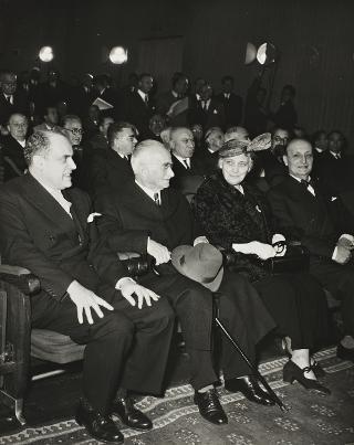 Intervento del Presidente della Repubblica Luigi Einaudi e della moglie Ida alla cerimonia commemorativa dell'ing. Sinigaglia (Roma)