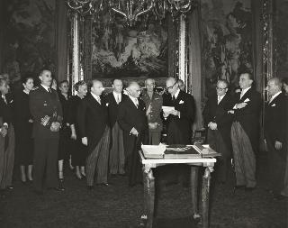 Conferimento al Presidente della Repubblica Luigi Einaudi del Gran Collare dell'Ordine al merito argentino