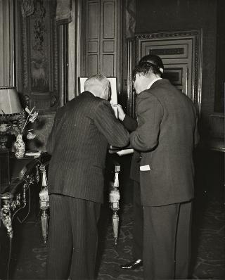 Conferimento al Presidente della Repubblica Luigi Einaudi del Gran Cordone dell'Ordine cileno al merito "B. O'Iggins" (Roma)