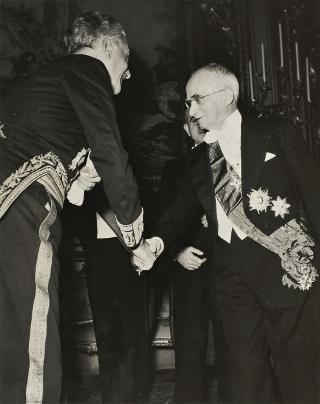 Cerimonia della consegna al Presidente della Repubblica Luigi Einaudi della Gran Croce della Legion d'Onore (Roma)