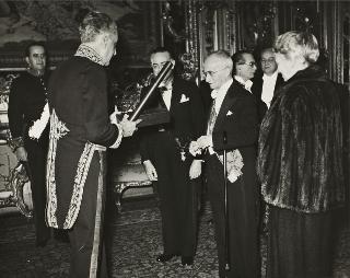 Cerimonia della consegna al Presidente della Repubblica Luigi Einaudi della Gran Croce della Legion d'Onore (Roma)