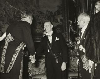 Cerimonia della consegna al Presidente della Repubblica Luigi Einaudi della Gran Croce della Legion d'Onore (Roma)