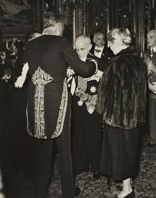 Cerimonia della consegna al Presidente della Repubblica Luigi Einaudi della Gran Croce della Legion d'Onore (Roma)