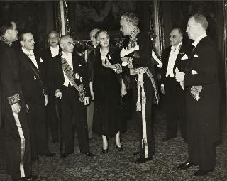 Cerimonia della consegna al Presidente della Repubblica Luigi Einaudi della Gran Croce della Legion d'Onore (Roma)