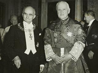 Cerimonia della consegna al Presidente della Repubblica Luigi Einaudi dell'Ordine Supremo di Cristo