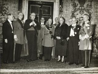 Cerimonia della consegna al Presidente della Repubblica Luigi Einaudi dell'onorificenza del Sovrano Militare Ordine di Malta e alla moglie Ida della Croce al Merito