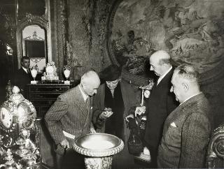I coniugi Einaudi in un negozio di antiquariato (Torino)