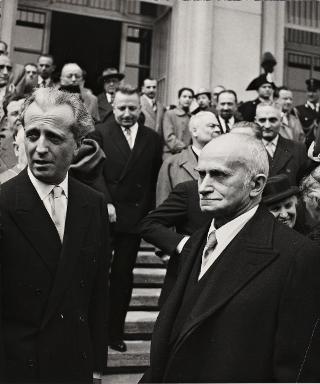 Il Presidente della Repubblica Luigi Einaudi con Giacomo Grosso alla cerimonia inaugurale dell'Istituto Tecnico "G. Sommeiller" (Torino)