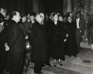 Visita del Presidente della Repubblica e della Signora Einaudi alla mostra delle opere d'arte recentemente restituite dalla Germania (Roma, Accademia dei Lincei)