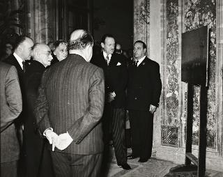 Visita del Presidente della Repubblica e della Signora Einaudi alla mostra delle opere d'arte recentemente restituite dalla Germania (Roma, Accademia dei Lincei)
