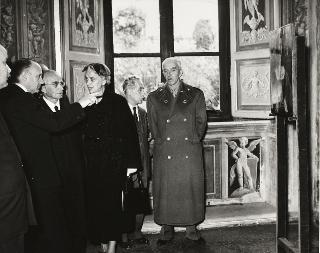 Visita del Presidente della Repubblica e della Signora Einaudi alla mostra delle opere d'arte recentemente restituite dalla Germania (Roma, Accademia dei Lincei)