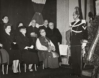 Intervento del Presidente della Repubblica Luigi Einaudi  e della moglie Ida alla cerimonia dello scoprimento di un cippo marmoreo dedicato ai ferrovieri caduti in guerra ed in pace (Roma, Stazione Termini)