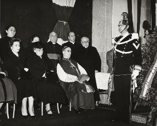 Intervento del Presidente della Repubblica Luigi Einaudi  e della moglie Ida alla cerimonia dello scoprimento di un cippo marmoreo dedicato ai ferrovieri caduti in guerra ed in pace (Roma, Stazione Termini)