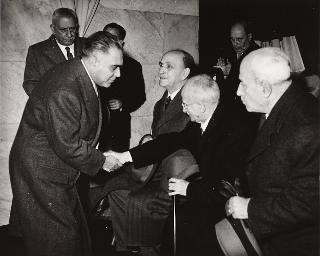Intervento del Presidente della Repubblica Luigi Einaudi  e della moglie Ida alla cerimonia dello scoprimento di un cippo marmoreo dedicato ai ferrovieri caduti in guerra ed in pace (Roma, Stazione Termini)
