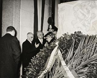 Intervento del Presidente della Repubblica Luigi Einaudi  e della moglie Ida alla cerimonia dello scoprimento di un cippo marmoreo dedicato ai ferrovieri caduti in guerra ed in pace (Roma, Stazione Termini)