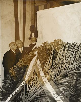 Intervento del Presidente della Repubblica Luigi Einaudi  e della moglie Ida alla cerimonia dello scoprimento di un cippo marmoreo dedicato ai ferrovieri caduti in guerra ed in pace (Roma, Stazione Termini)