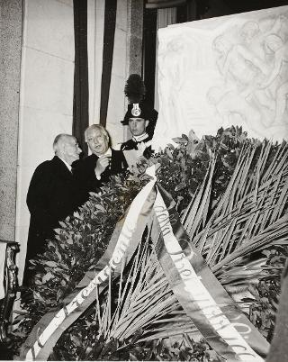 Intervento del Presidente della Repubblica Luigi Einaudi  e della moglie Ida alla cerimonia dello scoprimento di un cippo marmoreo dedicato ai ferrovieri caduti in guerra ed in pace (Roma, Stazione Termini)
