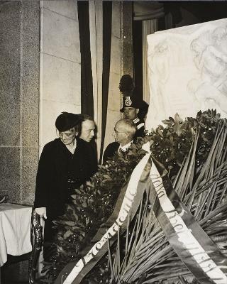 Intervento del Presidente della Repubblica Luigi Einaudi  e della moglie Ida alla cerimonia dello scoprimento di un cippo marmoreo dedicato ai ferrovieri caduti in guerra ed in pace (Roma, Stazione Termini)