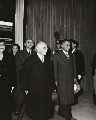 Intervento del Presidente della Repubblica Luigi Einaudi  e della moglie Ida alla cerimonia dello scoprimento di un cippo marmoreo dedicato ai ferrovieri caduti in guerra ed in pace (Roma, Stazione Termini)