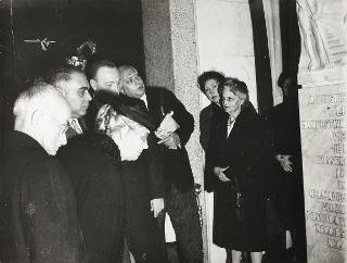 Intervento del Presidente della Repubblica Luigi Einaudi  e della moglie Ida alla cerimonia dello scoprimento di un cippo marmoreo dedicato ai ferrovieri caduti in guerra ed in pace (Roma, Stazione Termini)