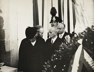 Intervento del Presidente della Repubblica Luigi Einaudi  e della moglie Ida alla cerimonia dello scoprimento di un cippo marmoreo dedicato ai ferrovieri caduti in guerra ed in pace (Roma, Stazione Termini)