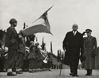 Intervento del Presidente della Repubblica Luigi Einaudi alla sfilata degli Alpini convenuti a Roma per l'Adunata Nazionale (Roma, via dei Fori Imperiali)