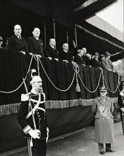 Intervento del Presidente della Repubblica Luigi Einaudi alla sfilata degli Alpini convenuti a Roma per l'Adunata Nazionale (Roma, via dei Fori Imperiali)