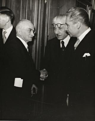 Intervento del Presidente della Repubblica Luigi Einaudi e della moglie Ida all'Istituto Svizzero di Roma per la visita alla Mostra degli acquarelli di A.L.R. Du Cros - pittore svizzero (1748-1810)