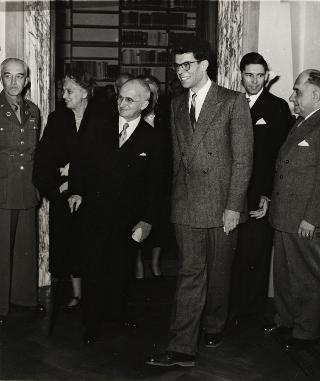 Intervento del Presidente della Repubblica Luigi Einaudi e della moglie Ida all'Istituto Svizzero di Roma per la visita alla Mostra degli acquarelli di A.L.R. Du Cros - pittore svizzero (1748-1810)