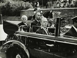 Intervento del Presidente della Repubblica Luigi Einaudi e della moglie Ida alla Rivista Militare per la Festa della Repubblica (Roma)