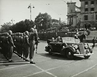 Intervento del Presidente della Repubblica Luigi Einaudi e della moglie Ida alla Rivista Militare per la Festa della Repubblica (Roma)