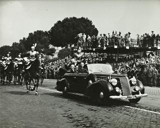 Intervento del Presidente della Repubblica Luigi Einaudi e della moglie Ida alla Rivista Militare per la Festa della Repubblica (Roma)