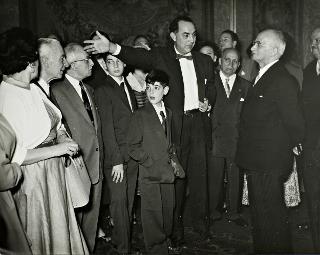 Udienza del Presidente della Repubblica Luigi Einaudi a un gruppo di 72 lavoratori e lavoratrici americani, parenti di emigranti italiani, accompagnati da due Segretari della Confederazione Italiana Sindacati Lavoratori