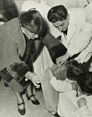 Visita di Ida Einaudi Pellegrini all'Ospedale infantile Pausillipon (Napoli)