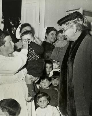 Visita di Ida Einaudi Pellegrini all'Ospedale infantile Pausillipon (Napoli)