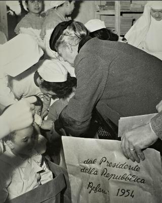 Visita di Ida Einaudi Pellegrini all'Ospedale infantile Pausillipon (Napoli)