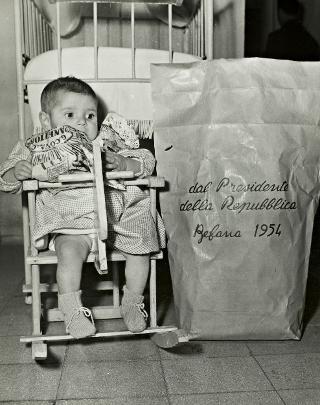 Visita di Ida Einaudi Pellegrini all'Ospedale infantile Pausillipon (Napoli)