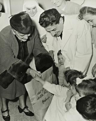 Visita di Ida Einaudi Pellegrini all'Ospedale infantile Pausillipon (Napoli)