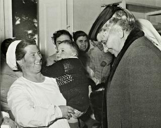 Visita di Ida Einaudi Pellegrini all'Ospedale infantile Pausillipon (Napoli)