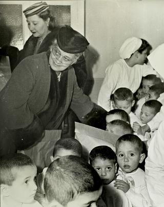 Visita di Ida Einaudi Pellegrini all'Ospedale infantile Pausillipon (Napoli)