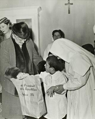 Visita di Ida Einaudi Pellegrini all'Ospedale infantile Pausillipon (Napoli)